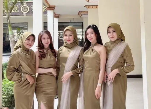 Rekomendasi Model Baju Bridesmaid Bahan Satin Polos, Modis dan Kekinian