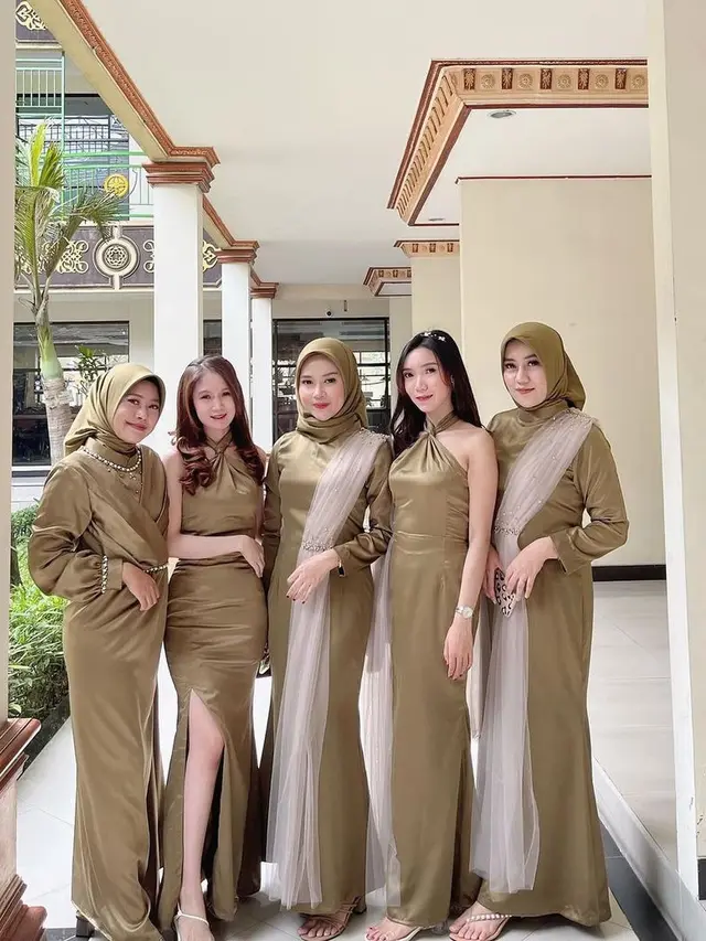 Rekomendasi Model Baju Bridesmaid Bahan Satin Polos, Modis dan Kekinian