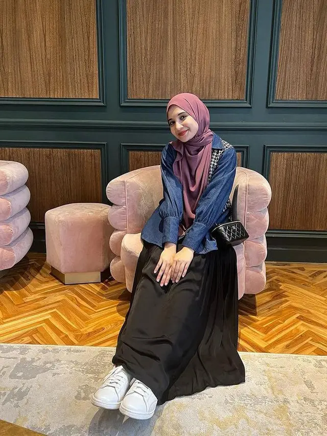 6 Gaya Hijab Zaskia Sungkar yang Sederhana Namun Tetap Elegan