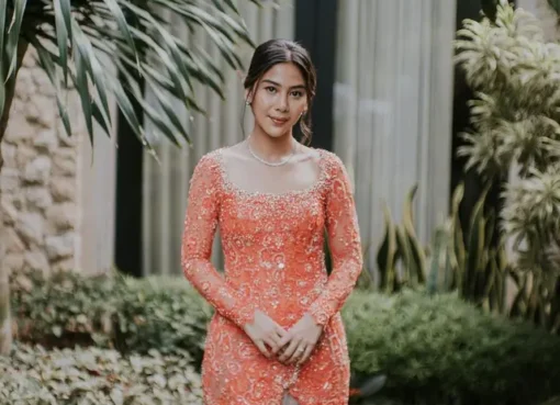 4 Inspirasi Gaya Artis Padukan Kebaya Peach dengan Kain Batik, Tampak Anggun dan Cantik