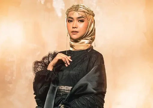 9 Padu Padan Warna Baju Hitam dan Hijabnya, Bikin Outfitmu Makin Stand Out