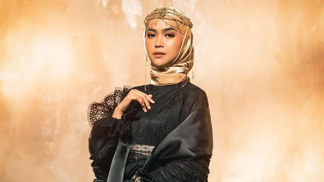 9 Padu Padan Warna Baju Hitam dan Hijabnya, Bikin Outfitmu Makin Stand Out