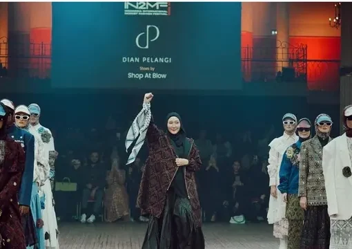 Aksi Bela Palestina Dian Pelangi di Panggung Fashion Show IN2MF Paris, Ikat Keffiyeh di Pergelangan Tangan