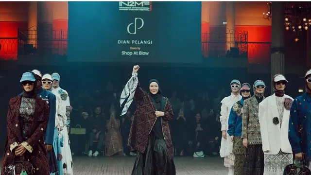 Aksi Bela Palestina Dian Pelangi di Panggung Fashion Show IN2MF Paris, Ikat Keffiyeh di Pergelangan Tangan