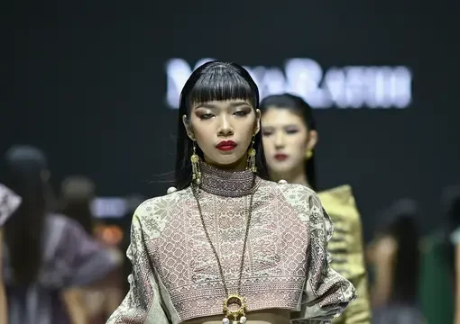 Keindahan Wastra Songket dengan Pewarna Alam Tampil di JFW 2025