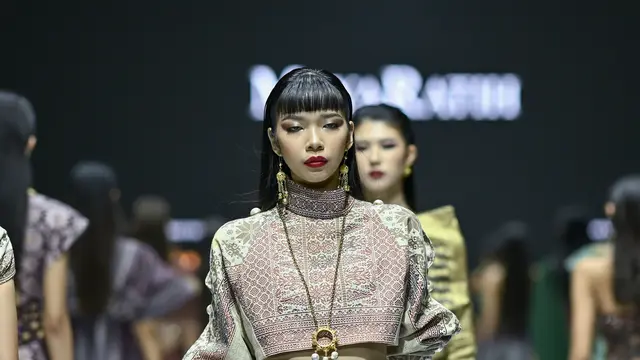 Keindahan Wastra Songket dengan Pewarna Alam Tampil di JFW 2025