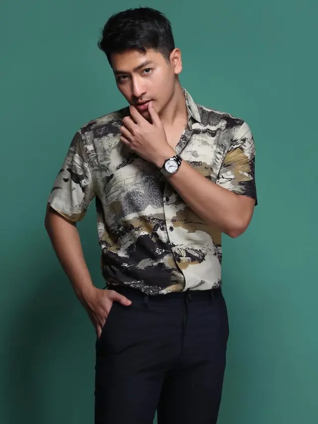 Influencer Maulana Teguh Jadi Model Fashion, Spill 3 Warna Favorit dan Jatuh Cinta Motif Kotak-kotak