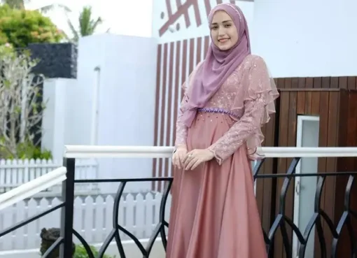 Tampil Stylish dengan 5 Model Gamis Brokat Kombinasi Polos