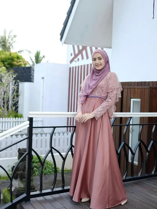 Tampil Stylish dengan 5 Model Gamis Brokat Kombinasi Polos