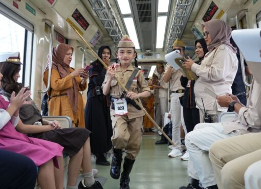 Dalam rangka memperingati Hari Pahlawan, PT Kereta Api Indonesia (Persero) mengadakan acara fashion show bertajuk "Melangkah bersama LRT Jabodebek, Inspirasi Pahlawan."