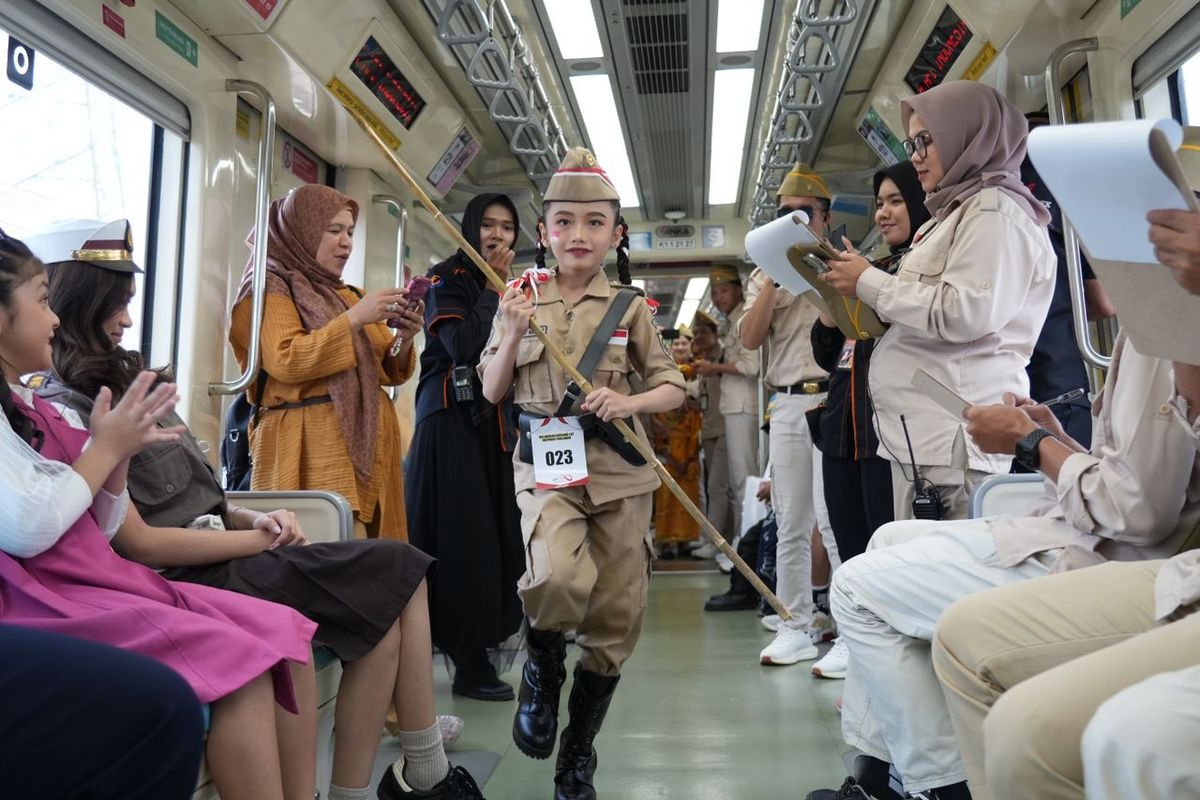 Rayakan Hari Pahlawan, KAI Ajak Anak-anak “Fashion Show” di LRT Jabodebek