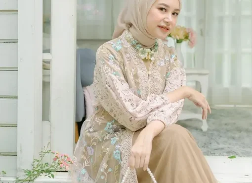 Tampil Elegan bersama Keluarga, Ini 5 Model Gamis Brokat Kombinasi Polos untuk Lebaran 2025