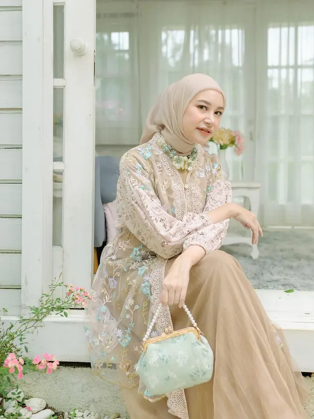 Tampil Elegan bersama Keluarga, Ini 5 Model Gamis Brokat Kombinasi Polos untuk Lebaran 2025